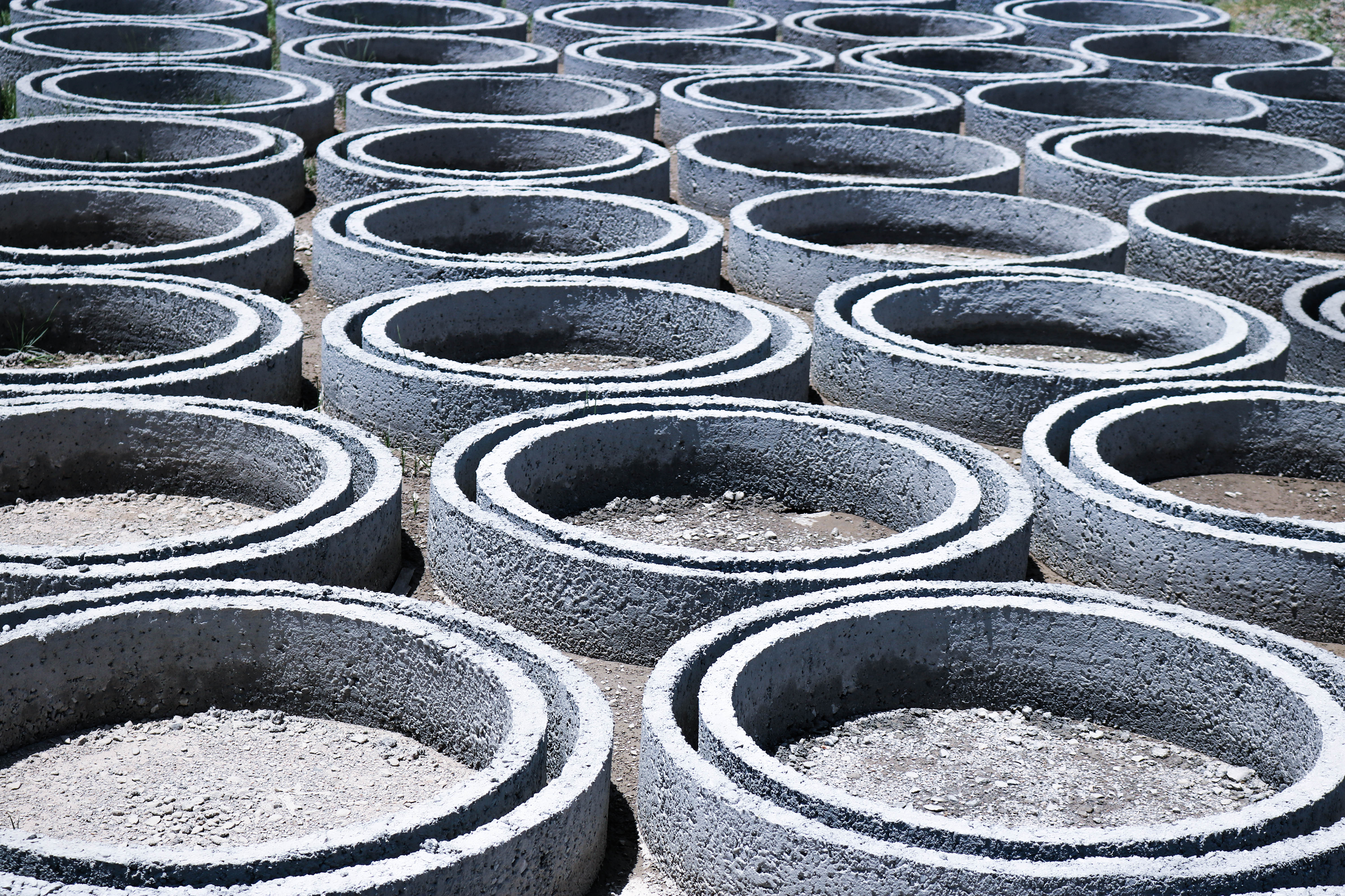 Equipe técnica avaliando artefatos de concreto na obra